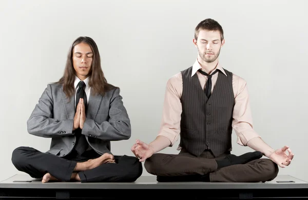 Dois homens de negócios meditando — Fotografia de Stock