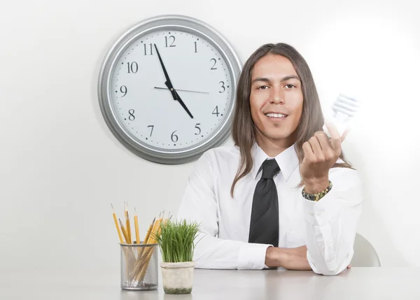 Man met gloeiende energie efficiënte gloeilamp — Stockfoto