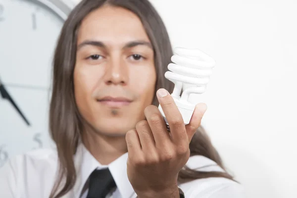 Homme avec ampoule économe en énergie — Photo