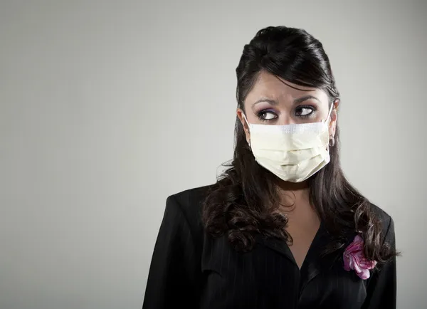 Mujer con máscara respiratoria — Foto de Stock