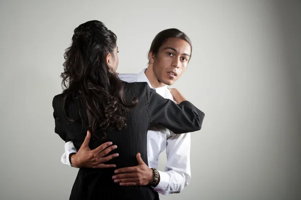 Carrera mixta hombre profesional abrazando a la mujer hispana — Foto de Stock