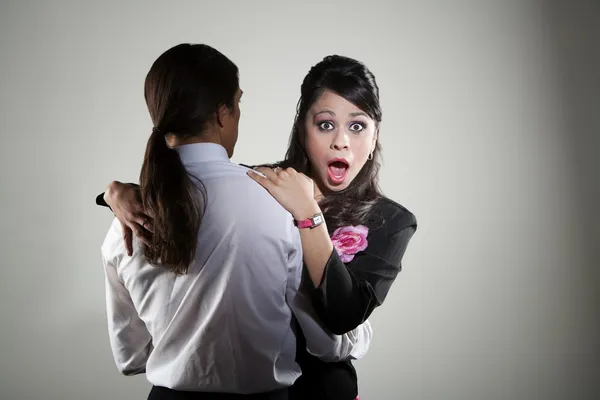 Razza mista uomo professionale abbracciando donna ispanica — Foto Stock