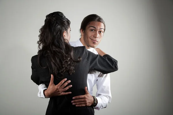 Misto raça profissional homem abraçando hispânico mulher — Fotografia de Stock