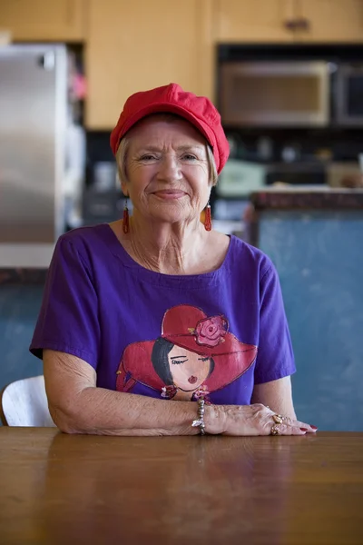 Donna anziana con il cappello rosso — Foto Stock