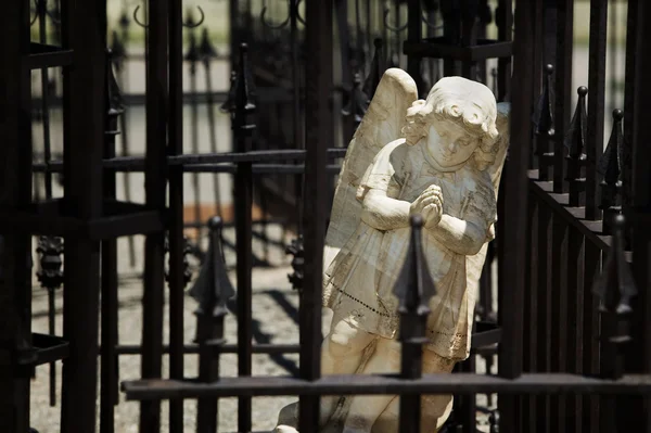 Anjo atrás de barras de ferro forjado — Fotografia de Stock