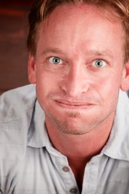 yakışıklı adam komik ifade ile