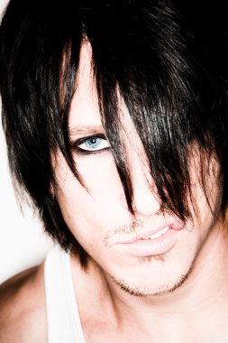 Yakışıklı genç adam.