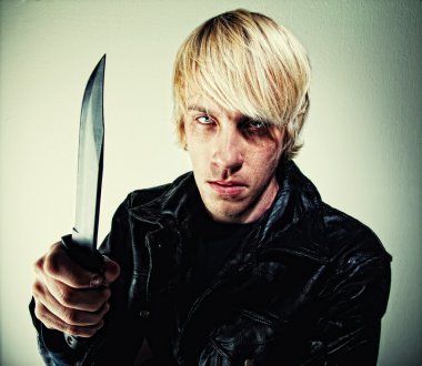 bıçak ile genç adam