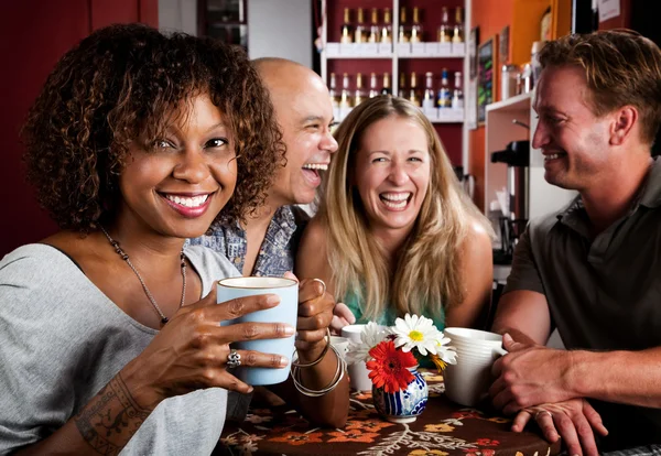 Mujer afroamericana con amigos —  Fotos de Stock