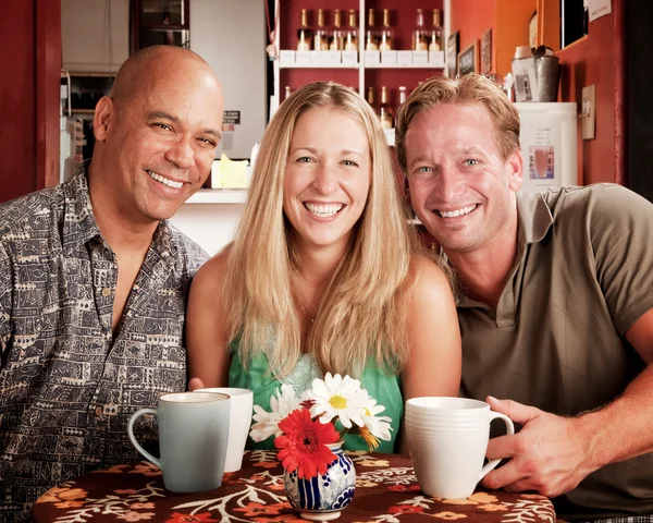 Tre vänner i ett kafé — Stockfoto