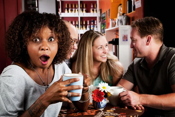 Schockierte Afroamerikanerin mit Freunden — Stockfoto