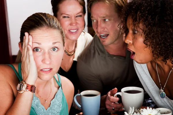 Vier Freunde tratschen in einem Kaffeehaus — Stockfoto