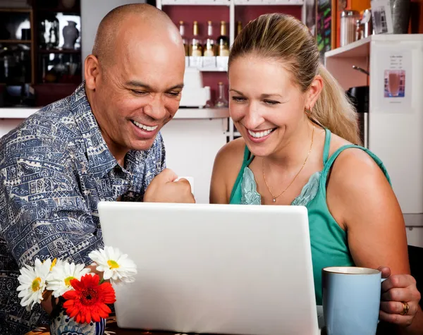 Casal em casa de café com computador portátil — Fotografia de Stock