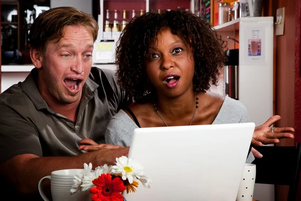 有手提电脑咖啡屋的混血的种族夫妇 — 图库照片