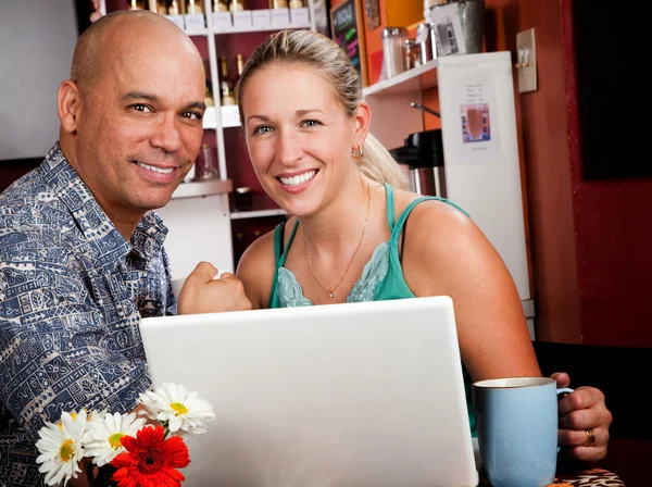 Casal em casa de café com computador portátil — Fotografia de Stock
