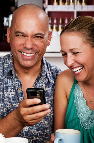 Pareja en casa de café con teléfono celular — Foto de Stock