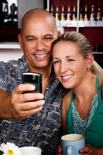 Pareja en cafetería tomando autorretrato con teléfono celular — Foto de Stock