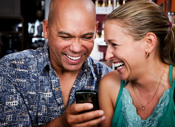 Paar in koffiehuis met mobiele telefoon — Stockfoto