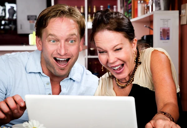 Couple in Coffee House with Laptop Computer — Stock Photo, Image