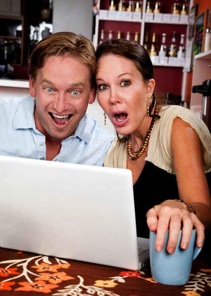 Casal em casa de café com computador portátil — Fotografia de Stock