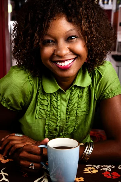 Schöne afrikanisch-amerikanische Frau — Stockfoto