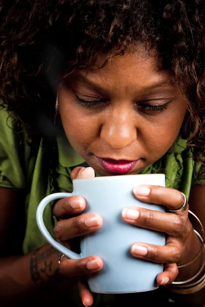 Mujer afroamericana bonita con café —  Fotos de Stock