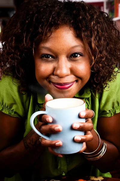 Mujer afroamericana bonita con café —  Fotos de Stock