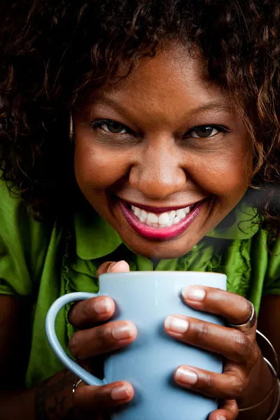 Mujer afroamericana bonita con café — Foto de Stock