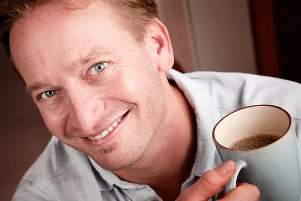 Vacker blond man med kaffe — Stockfoto