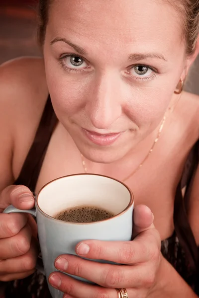 Mujer rubia bonita con café — Foto de Stock