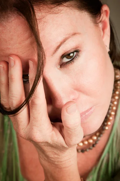 Üzgün kadın yüzünü kaplayan — Stok fotoğraf