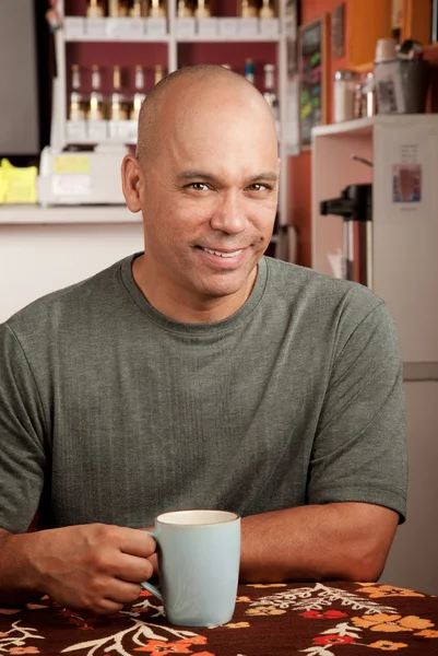 Schöner Mann im Café — Stockfoto