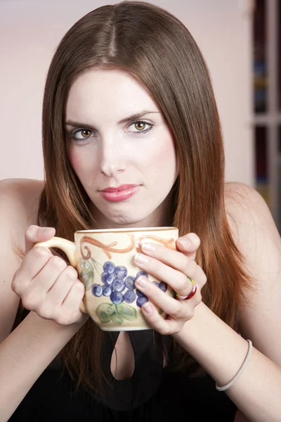 Mujer bonita con taza — Foto de Stock