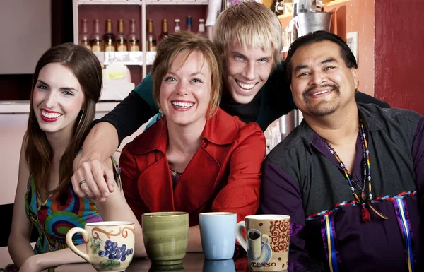 Amigos en una cafetería — Foto de Stock