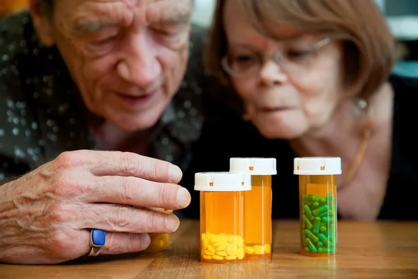 Man and woman looking at prescription medications — Stock Photo, Image