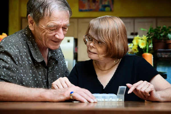 Pareja mayor con suplementos diarios —  Fotos de Stock