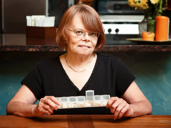 Mujer mayor con suplementos diarios — Foto de Stock