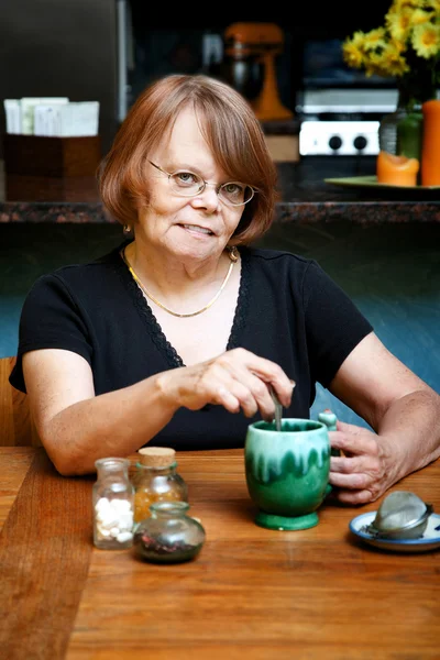 Senior vrouw drinken van kruidenthee — Stockfoto