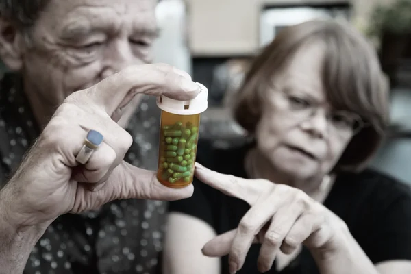 Coppia di anziani a casa con prescrizione — Foto Stock