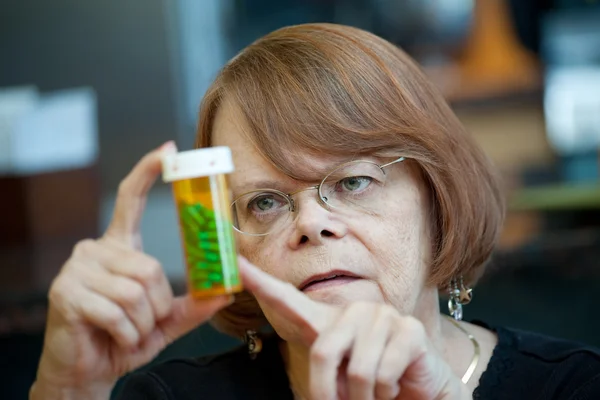 Mulher Sênior em casa com prescrição — Fotografia de Stock