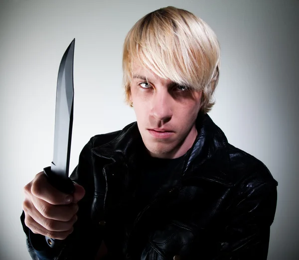 Молодой человек с ножом — стоковое фото