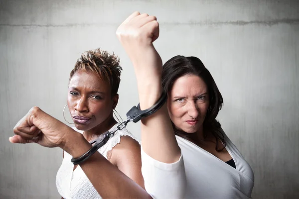 Wütende Frauen in Handschellen — Stockfoto