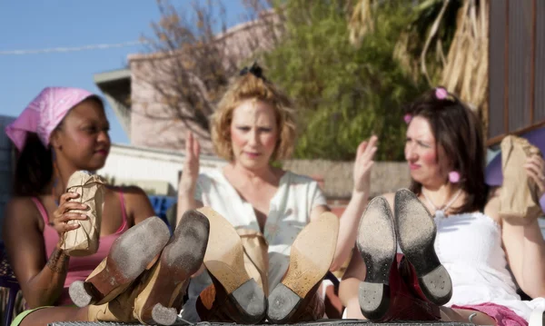 Vrouwen met hun voeten omhoog — Stockfoto