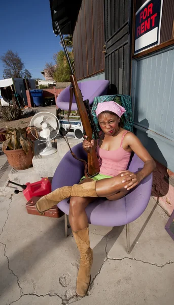 Czarna kobieta na patio z powrotem z karabin — Zdjęcie stockowe