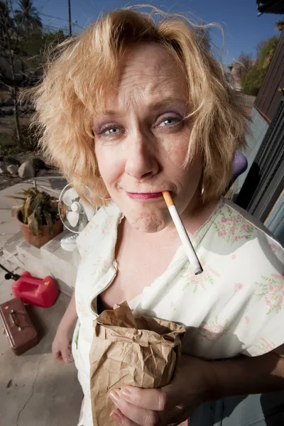 Γυναίκα κάπνισμα στη βεράντα της — Φωτογραφία Αρχείου