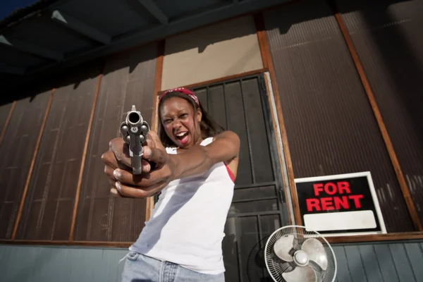 Frau mit Waffe — Stockfoto