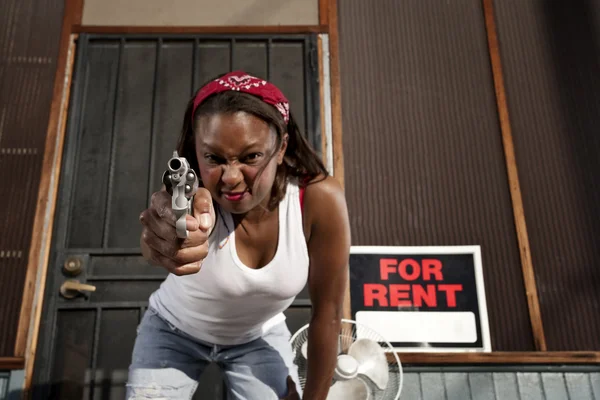 Mujer con pistola — Foto de Stock