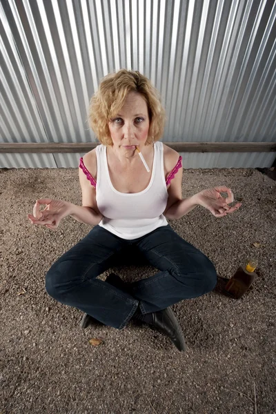 Fumar e beber mulher meditando — Fotografia de Stock