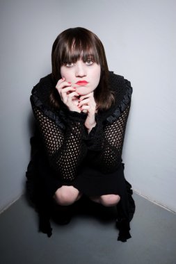 bir köşede Goth kız