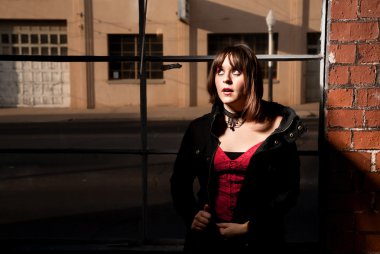 pencerenin önünde genç bir kadın